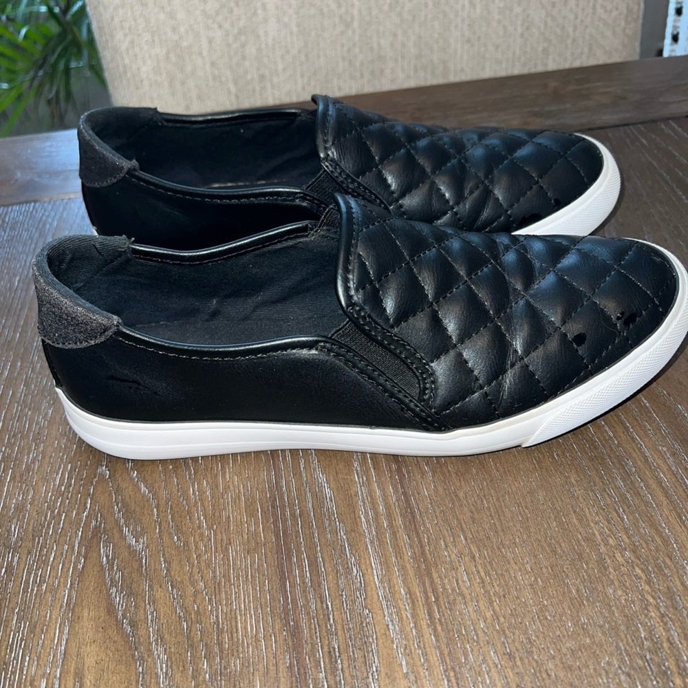 Guess women’s Black Quilted Slip-On Sneakers. Size 8